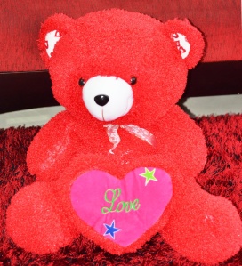 Boneka Beruang Love Merah.